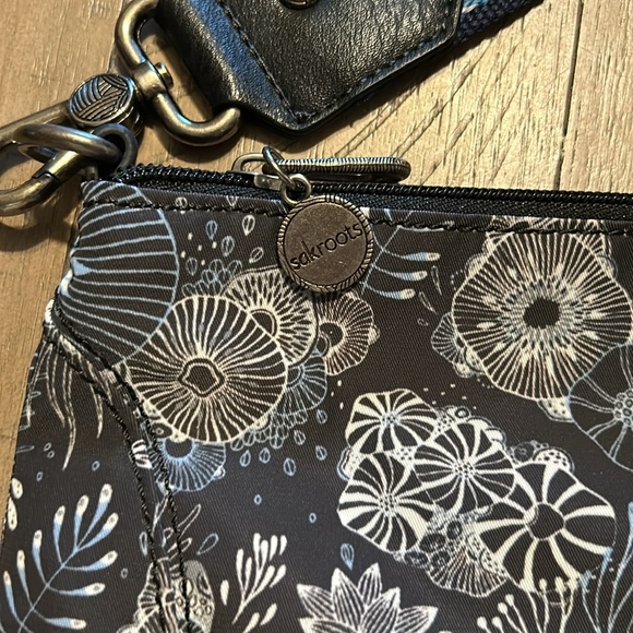 Saks roots Lucia crossbody midnight sea, sea turtle - Picture 3 of 4